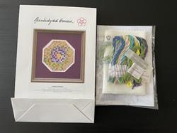 Forglemmigej broderi af Dronning Margrethe for Haandarbejdets Fremme. 